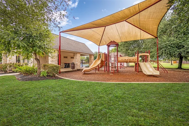 a view of entryway with a front door
