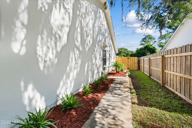 a view of a pathway with house on both side