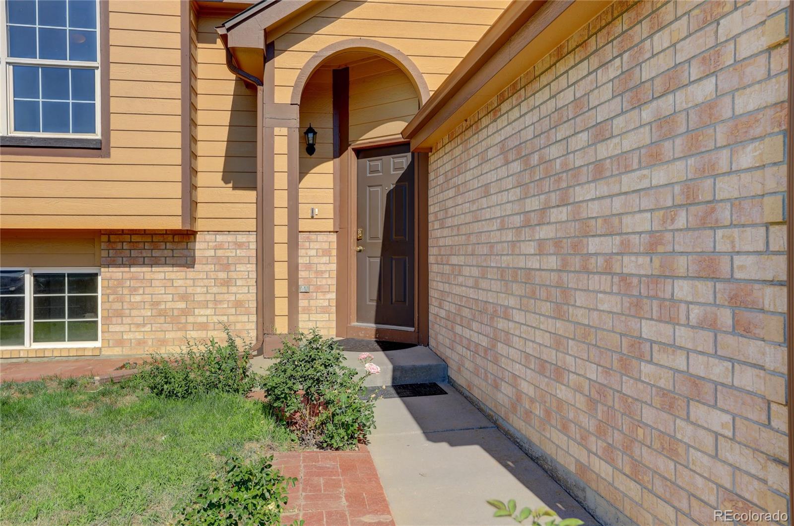 4936 Fraser Way Denver, CO 80239 - Photo 4 of 28