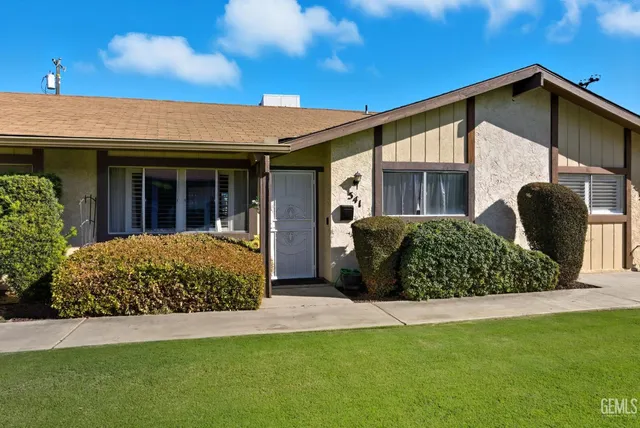 a view of a house with backyard