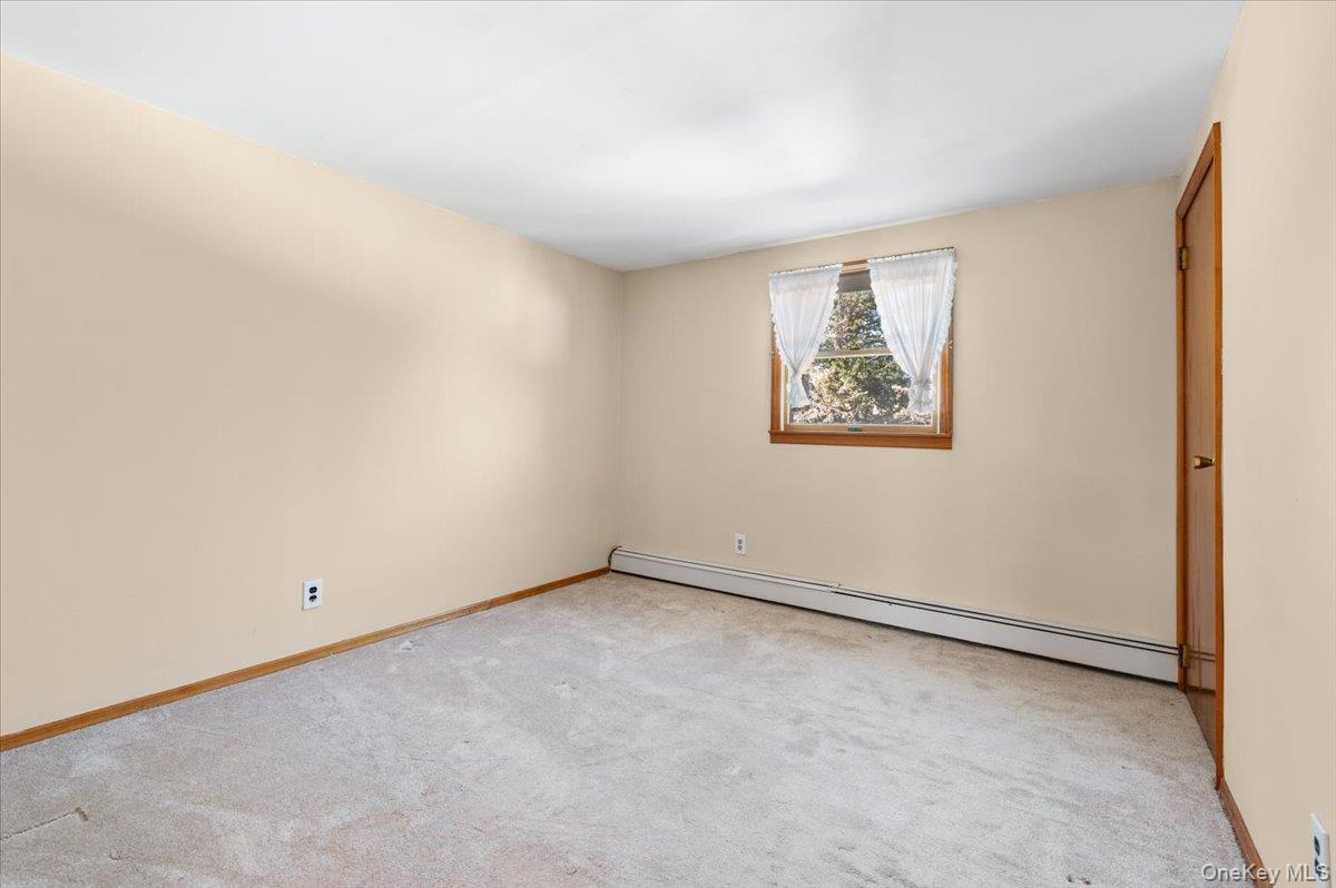 3 Surrey Lane Bethpage, NY 11714 - Photo 18 of 33 an empty room with a window