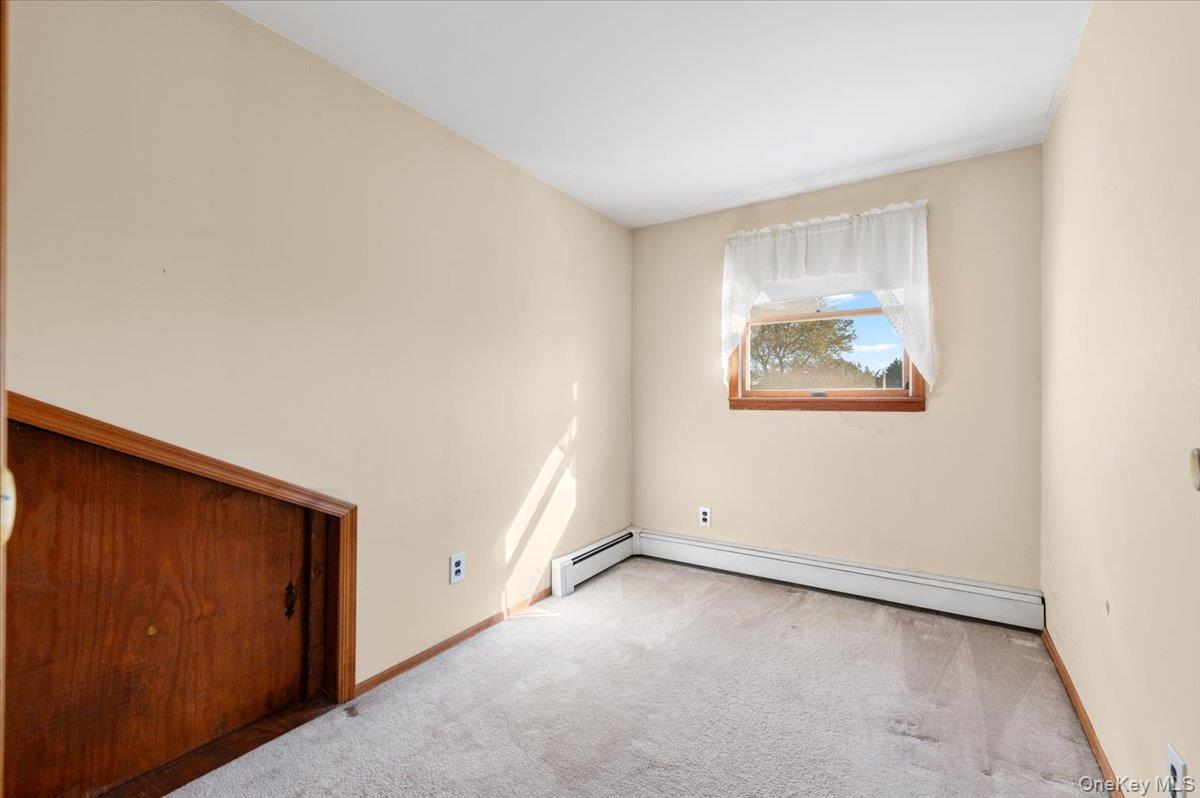 3 Surrey Lane Bethpage, NY 11714 - Photo 19 of 33 an empty room with windows