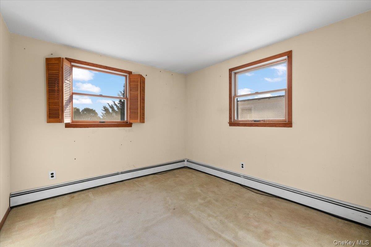3 Surrey Lane Bethpage, NY 11714 - Photo 21 of 33 an empty room with a painting and a window