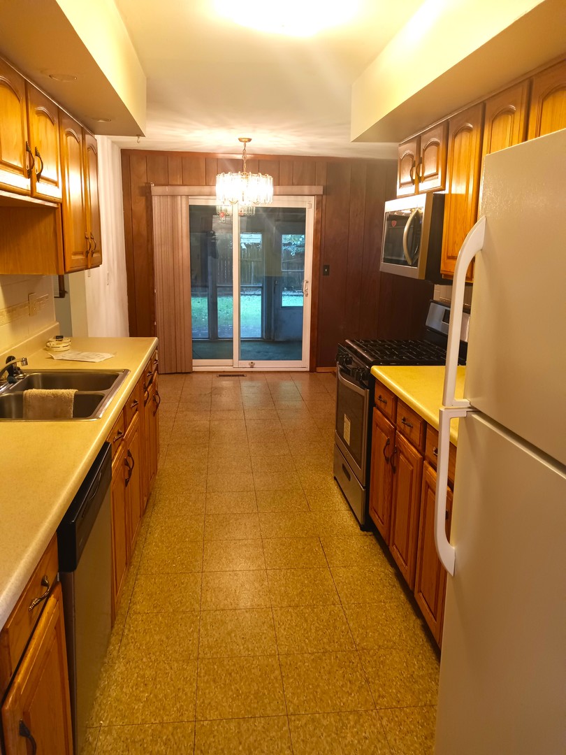 2208 Dale Drive Champaign, IL 61821 - Photo 3 of 12 a bathroom with a tub sink and mirror