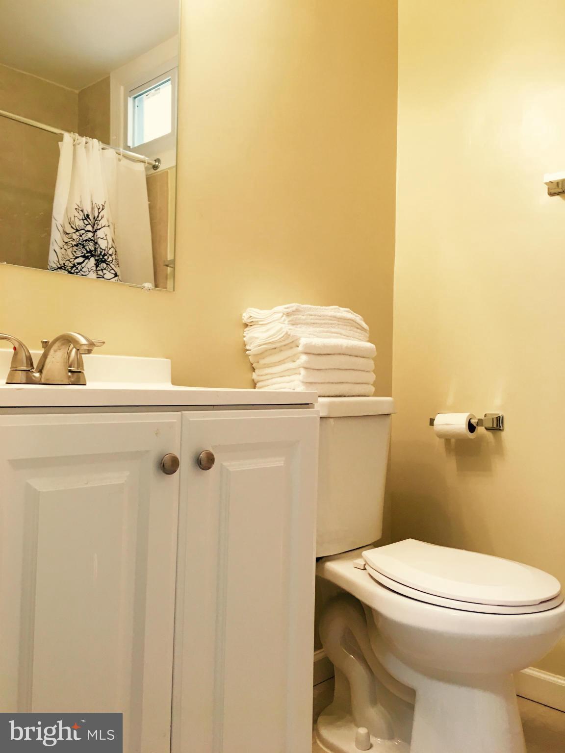 1739 Gales Street Northeast Washington, DC 20002 - Photo 4 of 11 Bath