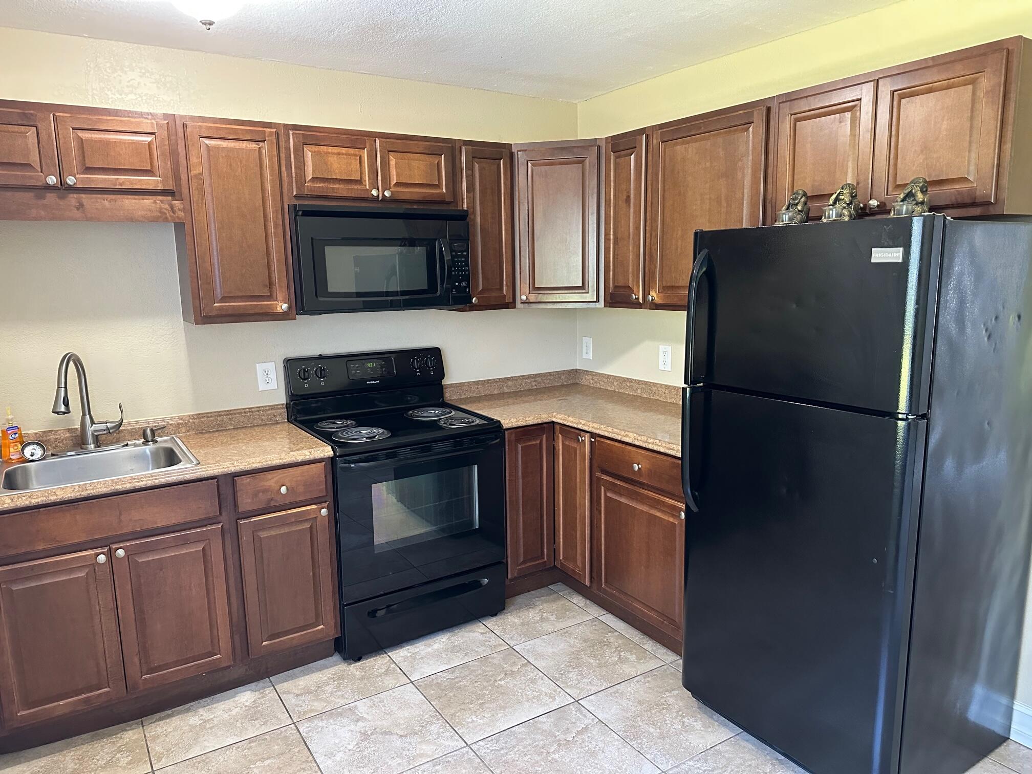 3 Southwest Hideaway Place, Unit 15 Stuart, FL 34994 - Photo 17 of 18 Kitchen