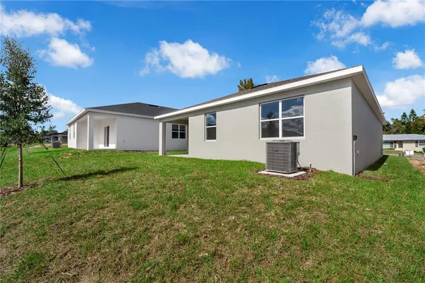 a view of a house with backyard