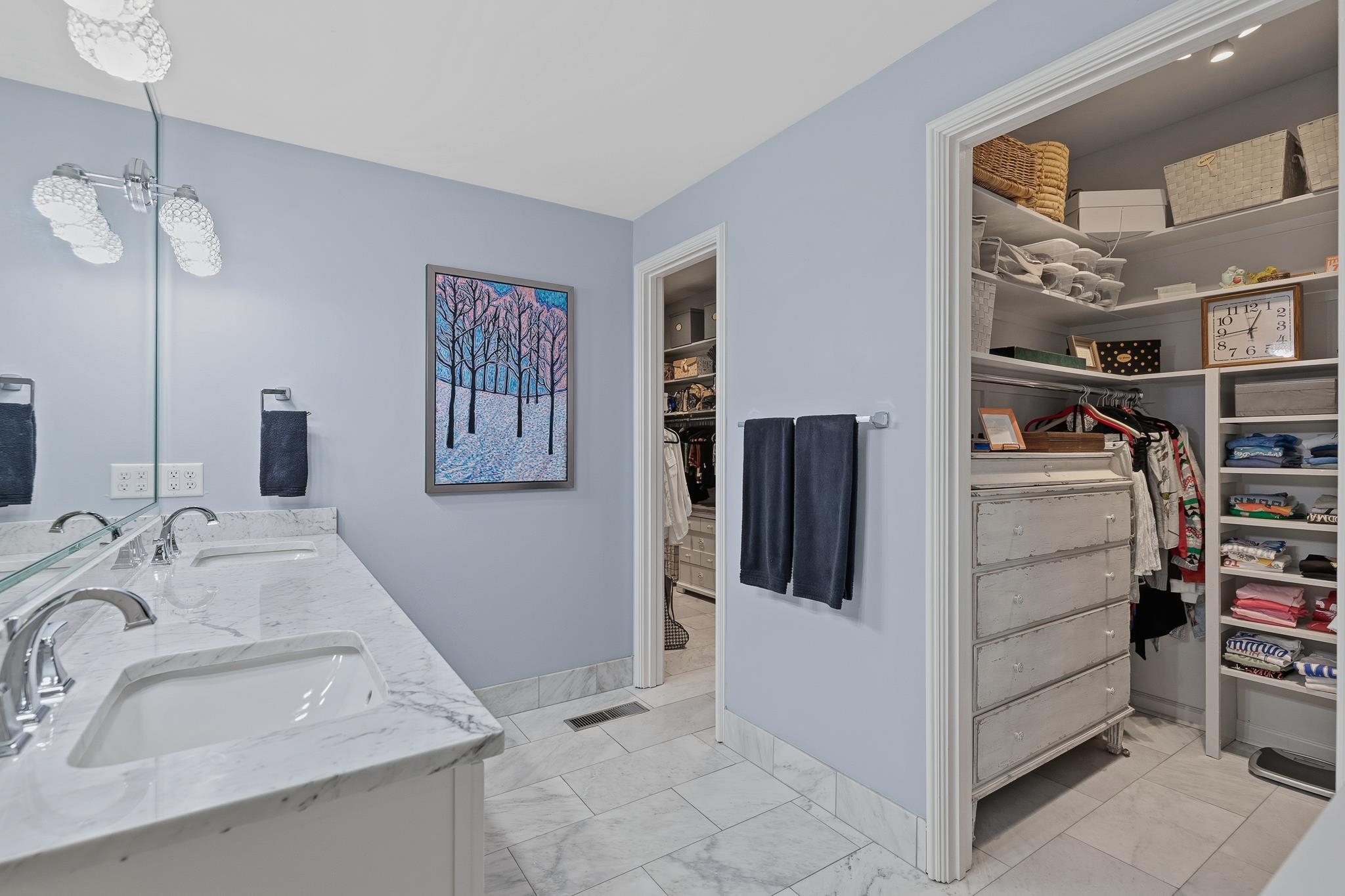 4050 Baronne Way, Unit 34 Memphis, TN 38117 - Photo 18 of 32 a bathroom with a sink and a mirror