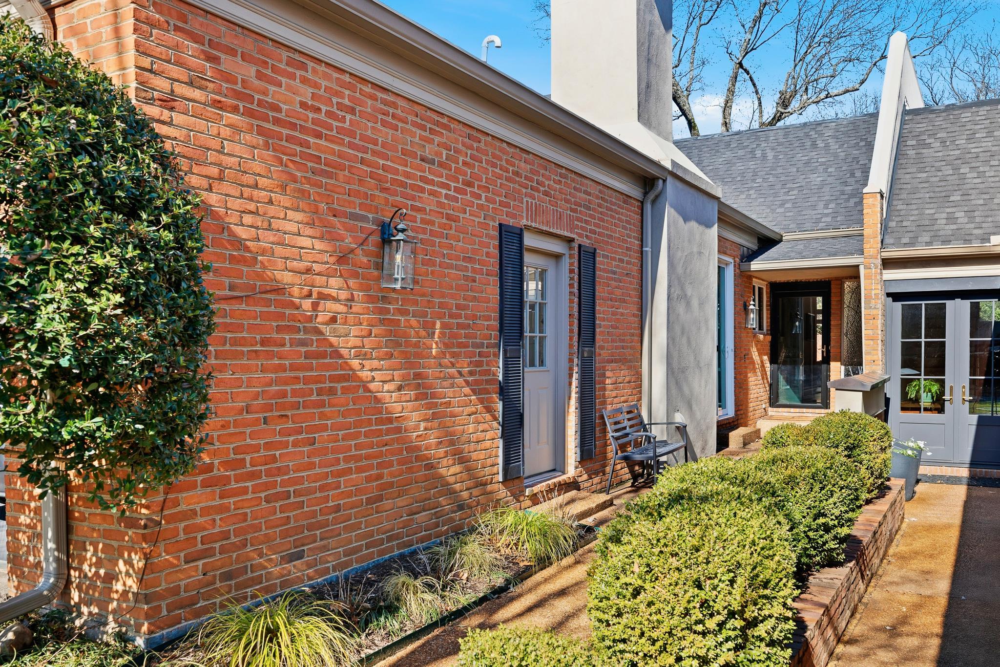 4050 Baronne Way, Unit 34 Memphis, TN 38117 - Photo 2 of 32 a front view of a house with a garden