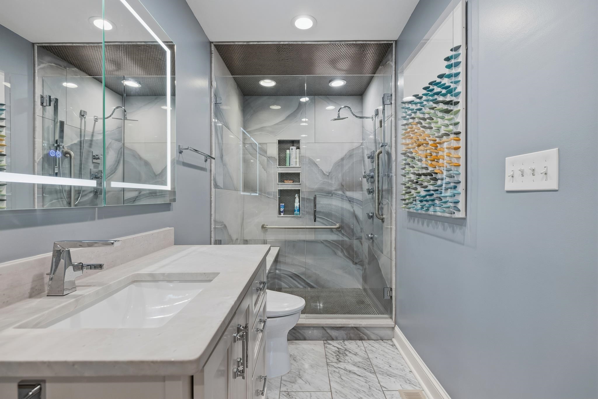 4050 Baronne Way, Unit 34 Memphis, TN 38117 - Photo 22 of 32 a bathroom with a sink and a mirror