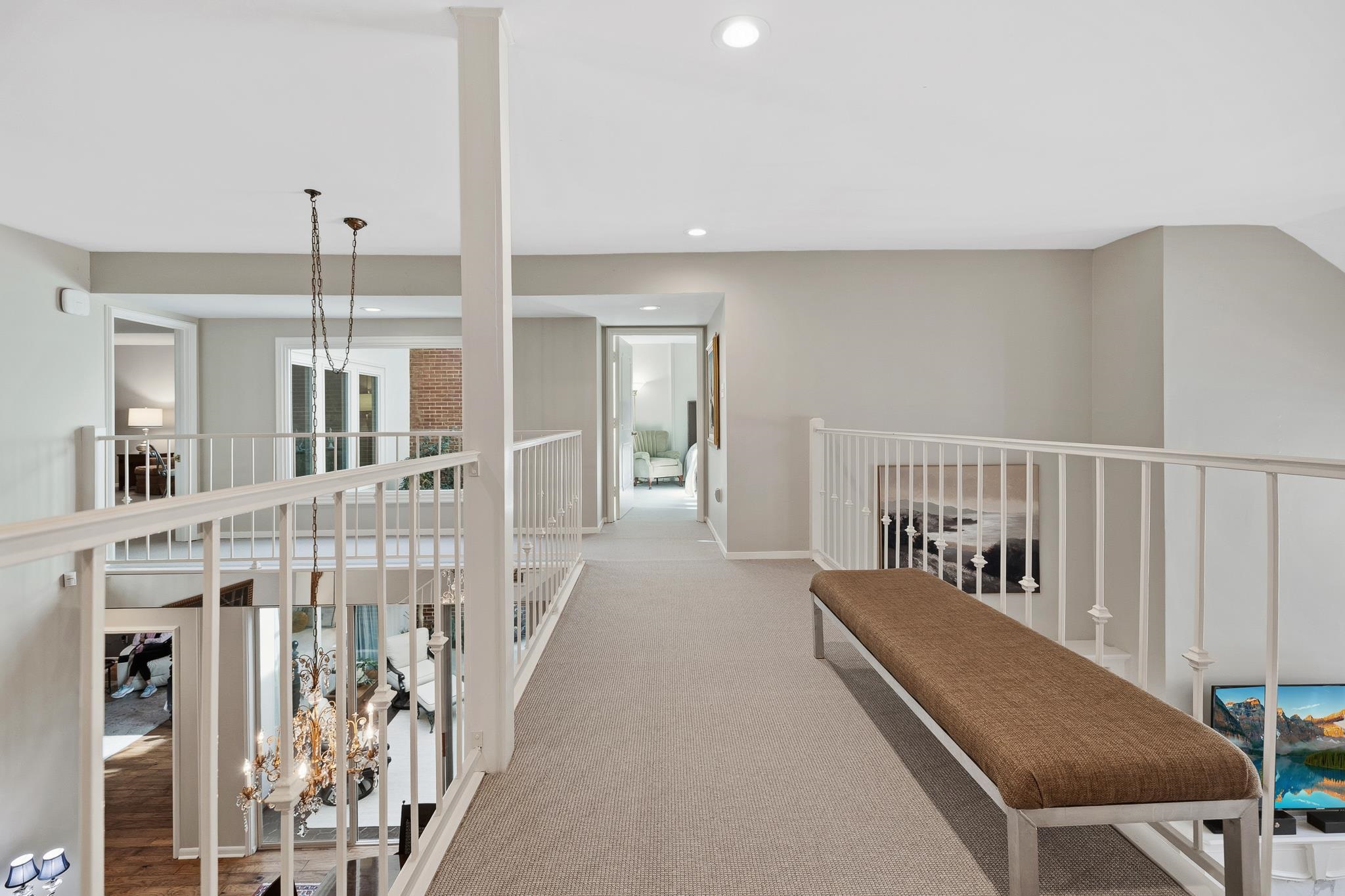 4050 Baronne Way, Unit 34 Memphis, TN 38117 - Photo 23 of 32 a view of a hallway with windows