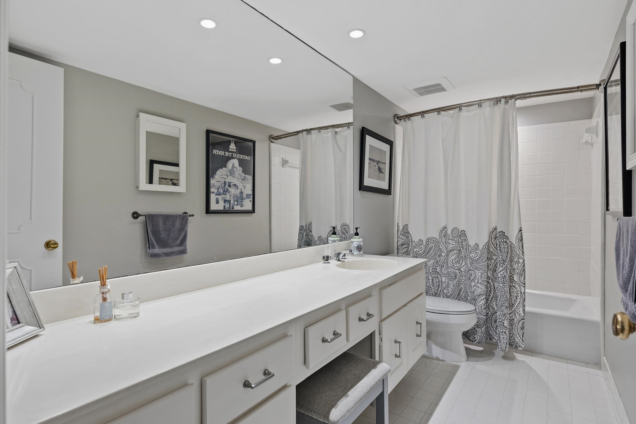 4050 Baronne Way, Unit 34 Memphis, TN 38117 - Photo 24 of 32 a spacious bathroom with a double vanity sink toilet and a mirror