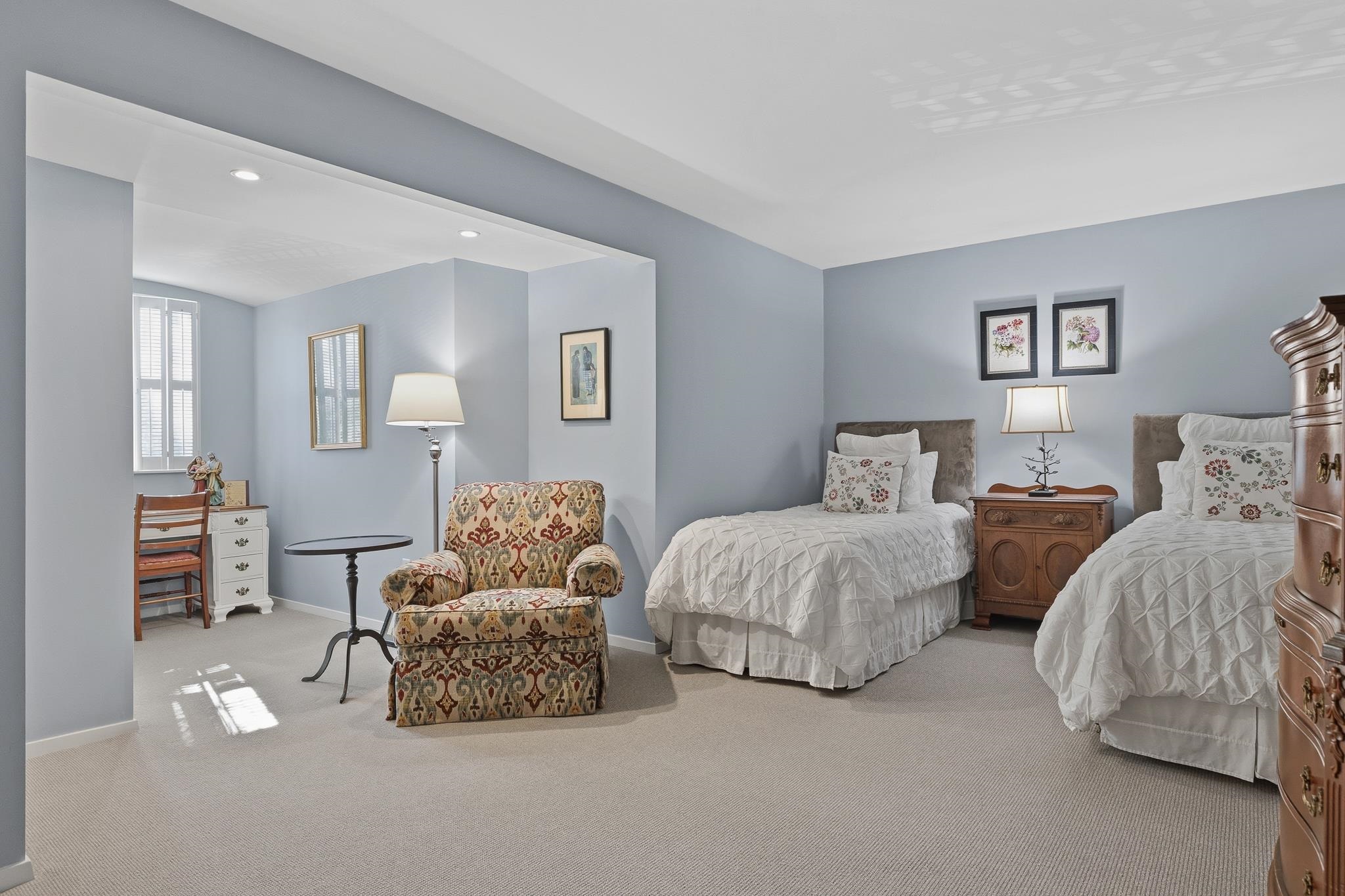 4050 Baronne Way, Unit 34 Memphis, TN 38117 - Photo 25 of 32 a bedroom with two beds and painting on the wall