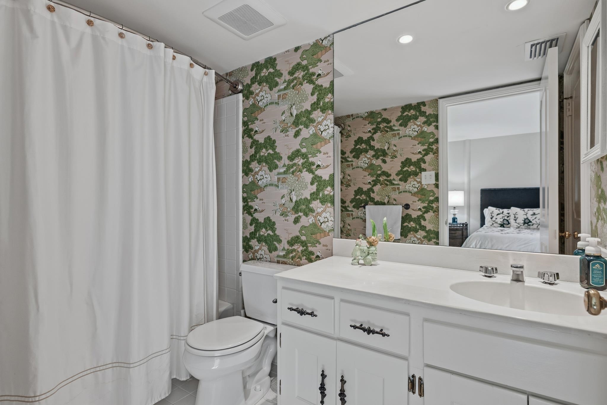 4050 Baronne Way, Unit 34 Memphis, TN 38117 - Photo 27 of 32 a bathroom with a sink toilet and shower