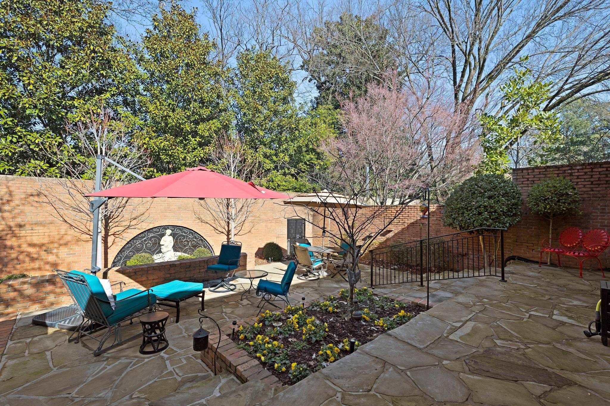4050 Baronne Way, Unit 34 Memphis, TN 38117 - Photo 30 of 32 a view of a backyard with sitting area