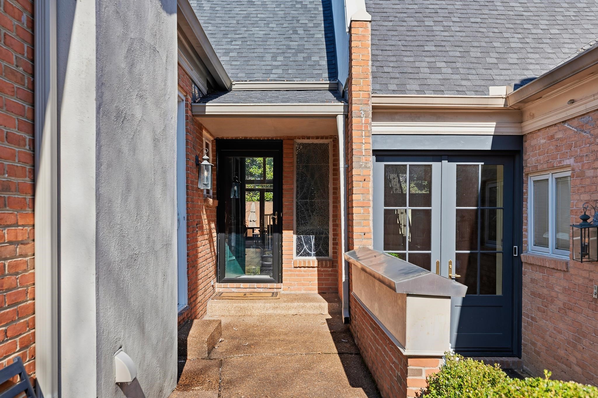 4050 Baronne Way, Unit 34 Memphis, TN 38117 - Photo 3 of 32 front view of a house with a large windows
