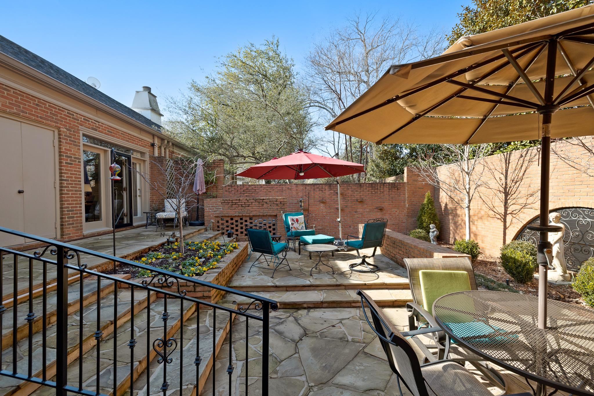 4050 Baronne Way, Unit 34 Memphis, TN 38117 - Photo 31 of 32 a view of patio with a table and chairs under an umbrella