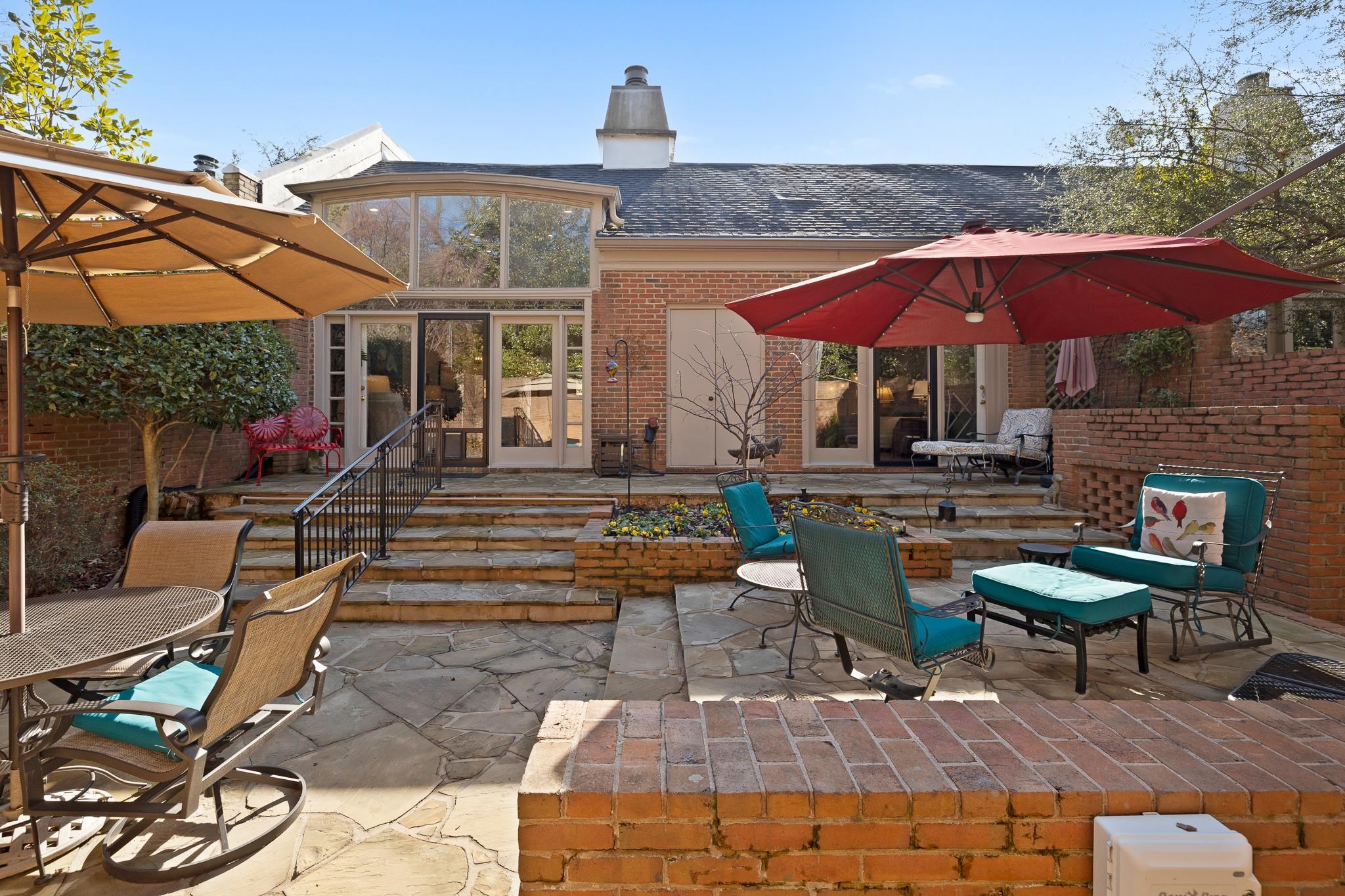 4050 Baronne Way, Unit 34 Memphis, TN 38117 - Photo 32 of 32 a patio with tables and chairs