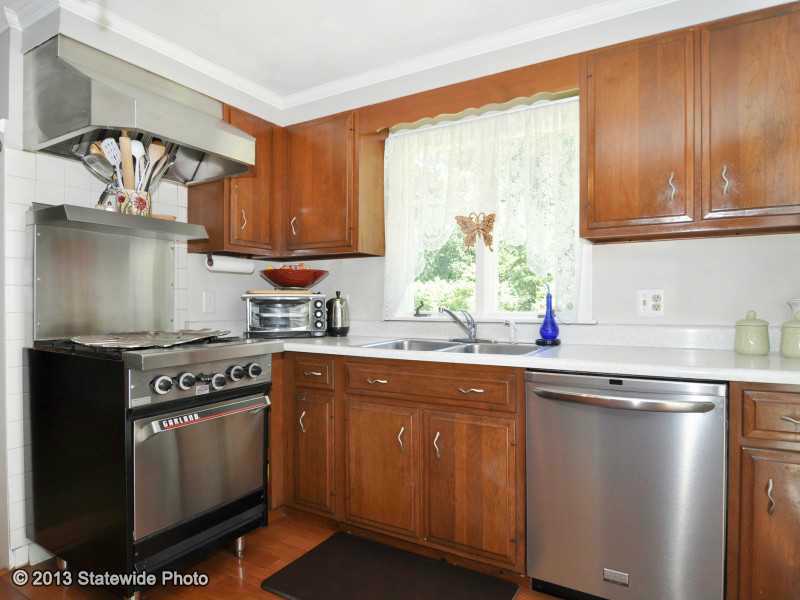 21 Chestnut Road North Kingstown, RI 02852 - Photo 8 of 25 Kitchen.