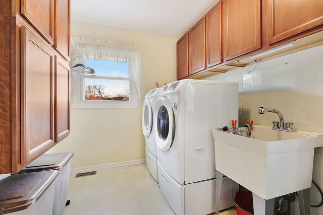 3490 Ronald Road Crete, IL 60417 - Photo 16 of 25 a utility room with dryer and washer