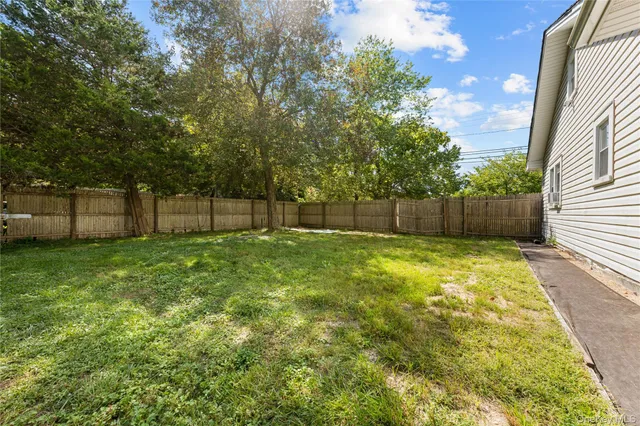 a view of yard with green space