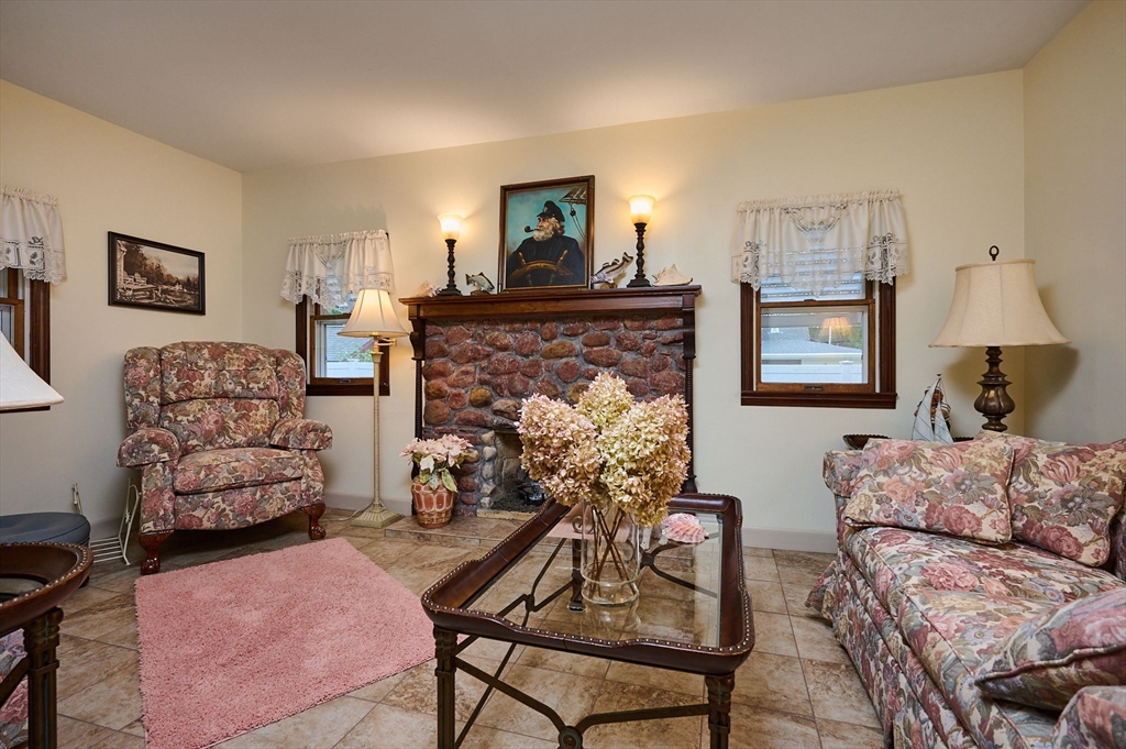 238 Dox Road Westfield, MA 01085 - Photo 9 of 31