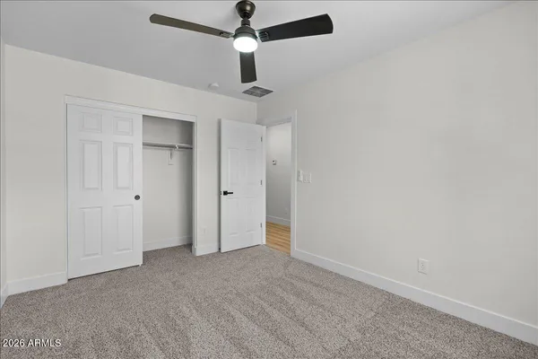a view of empty room with a ceiling fan