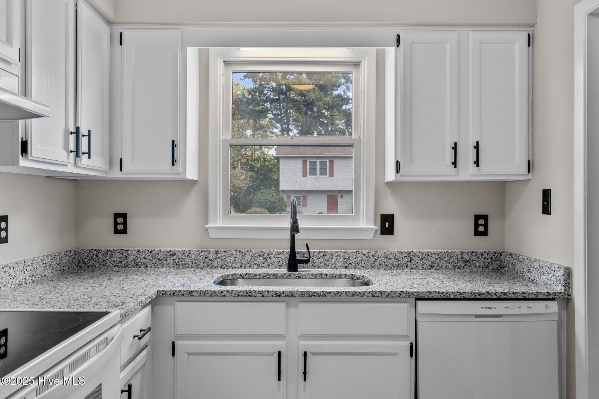 48 Port W Court, Unit D Swansboro, NC 28584 - Photo 11 of 33 Kitchen