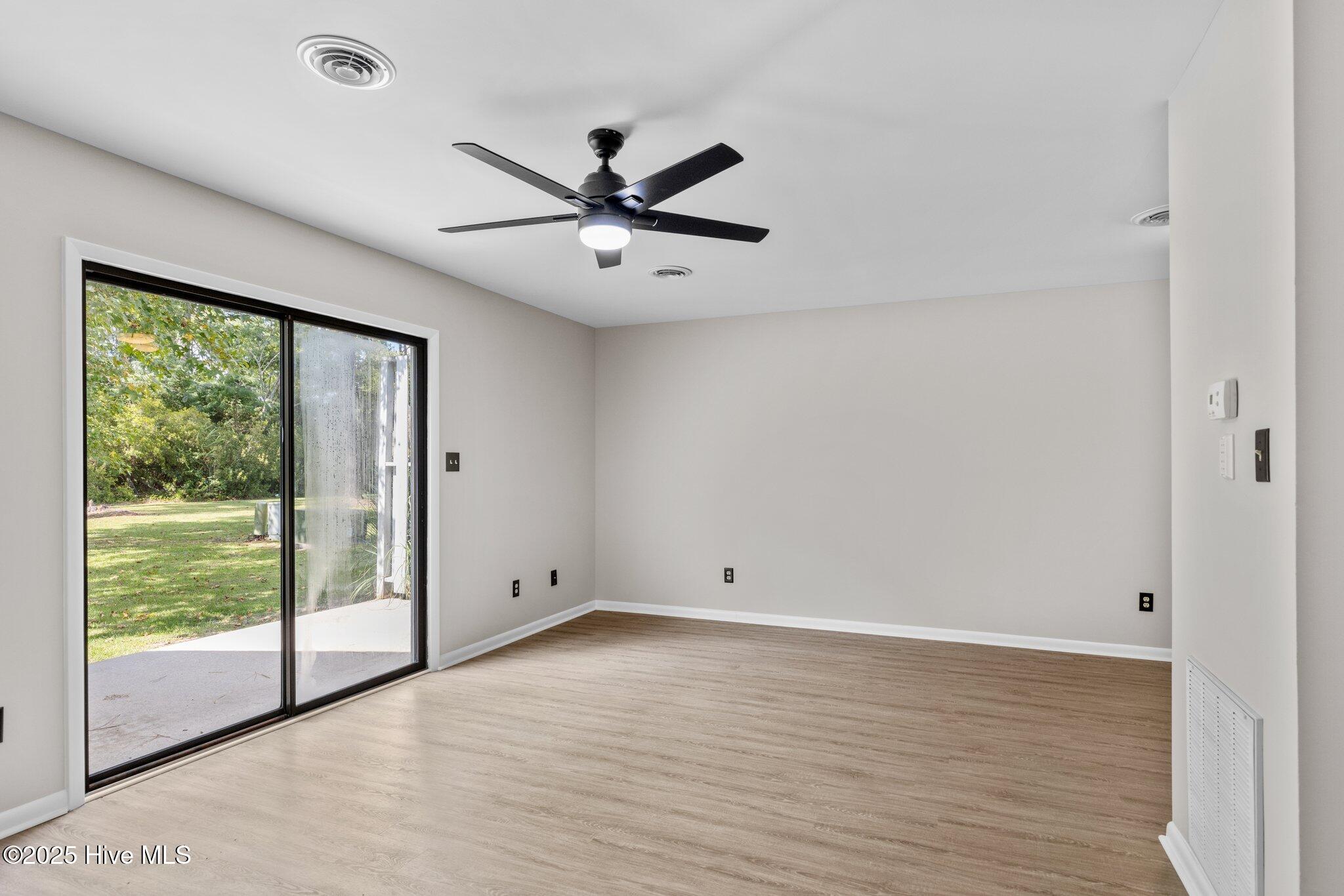 48 Port W Court, Unit D Swansboro, NC 28584 - Photo 15 of 33 Living room