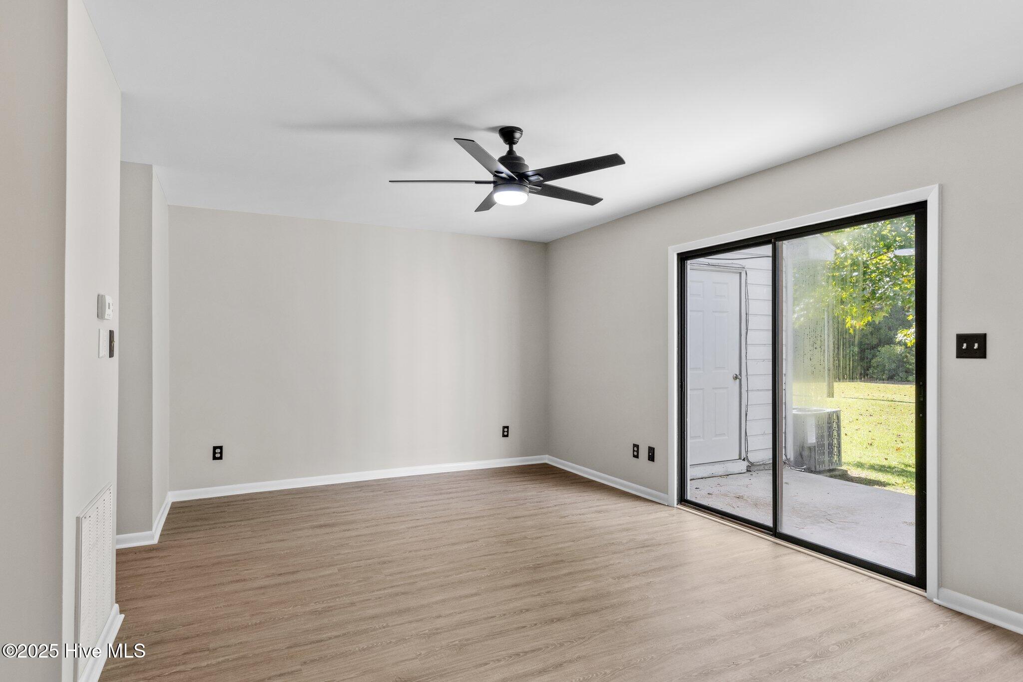 48 Port W Court, Unit D Swansboro, NC 28584 - Photo 17 of 33 Living room