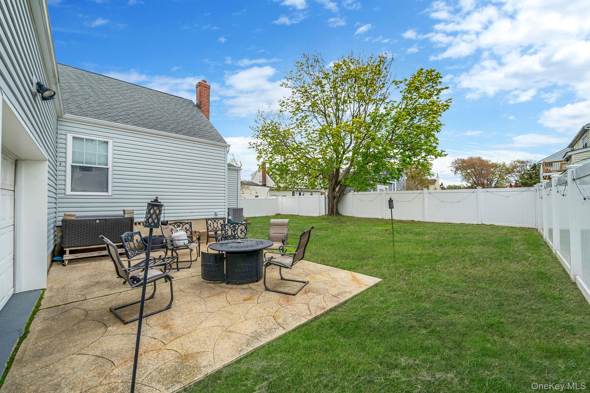 253 East Riviera Drive Lindenhurst, NY 11757 - Photo 21 of 24