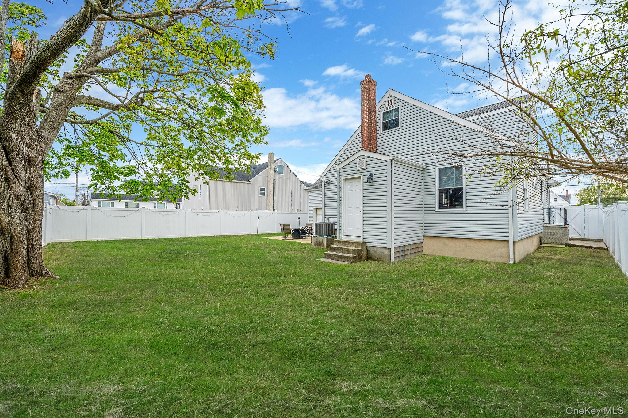 253 East Riviera Drive Lindenhurst, NY 11757 - Photo 22 of 24