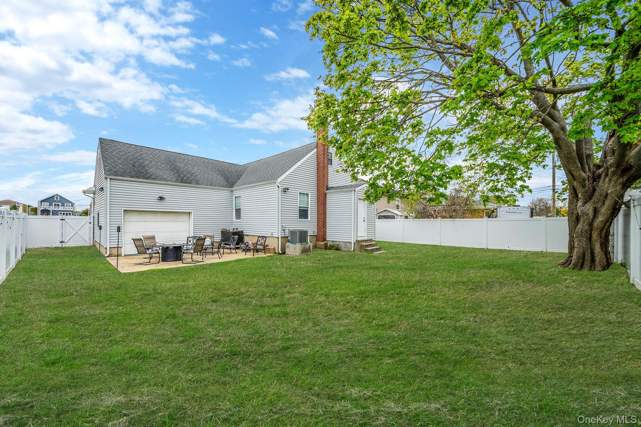 253 East Riviera Drive Lindenhurst, NY 11757 - Photo 23 of 24