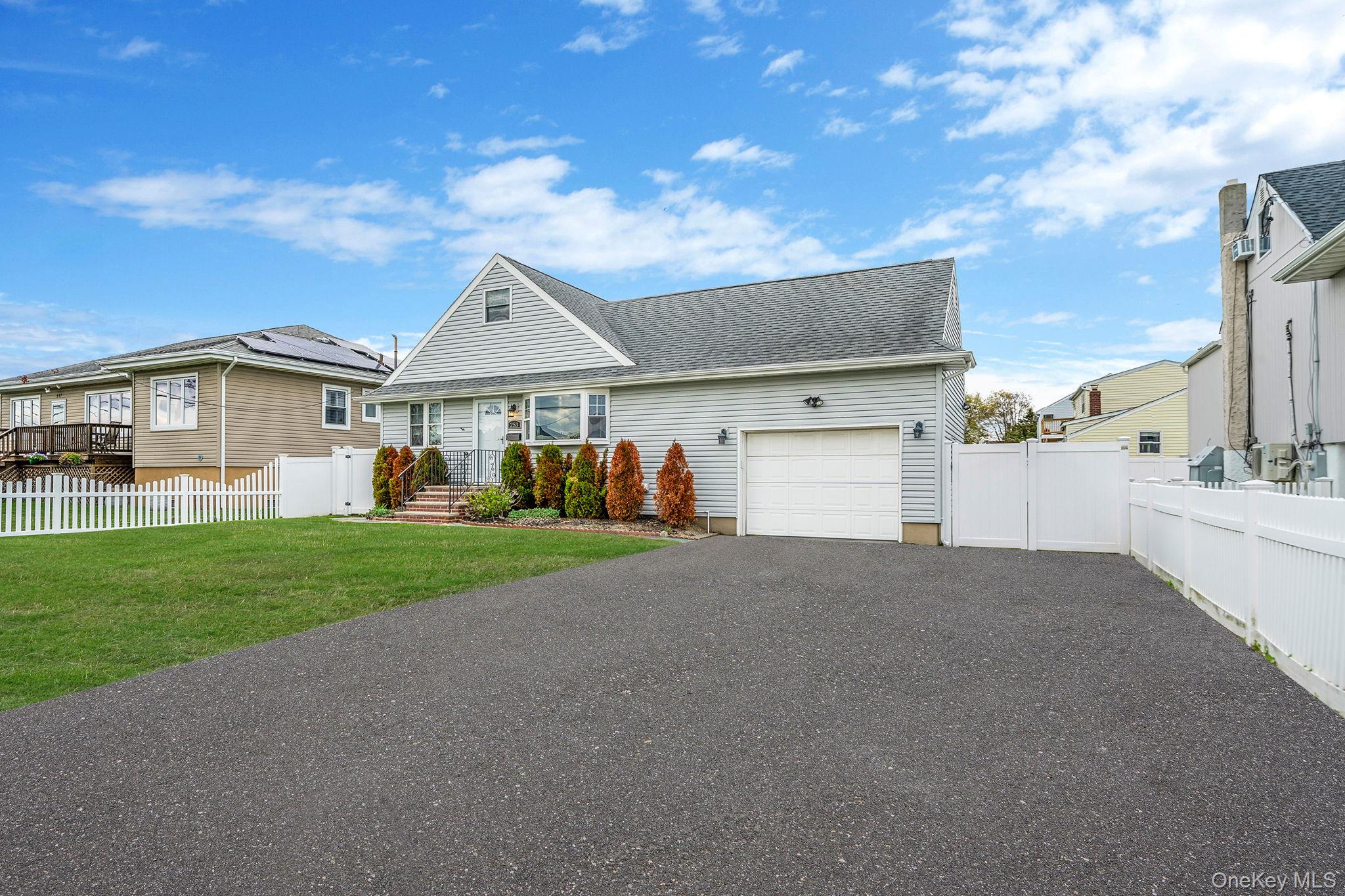 253 East Riviera Drive Lindenhurst, NY 11757 - Photo 3 of 24