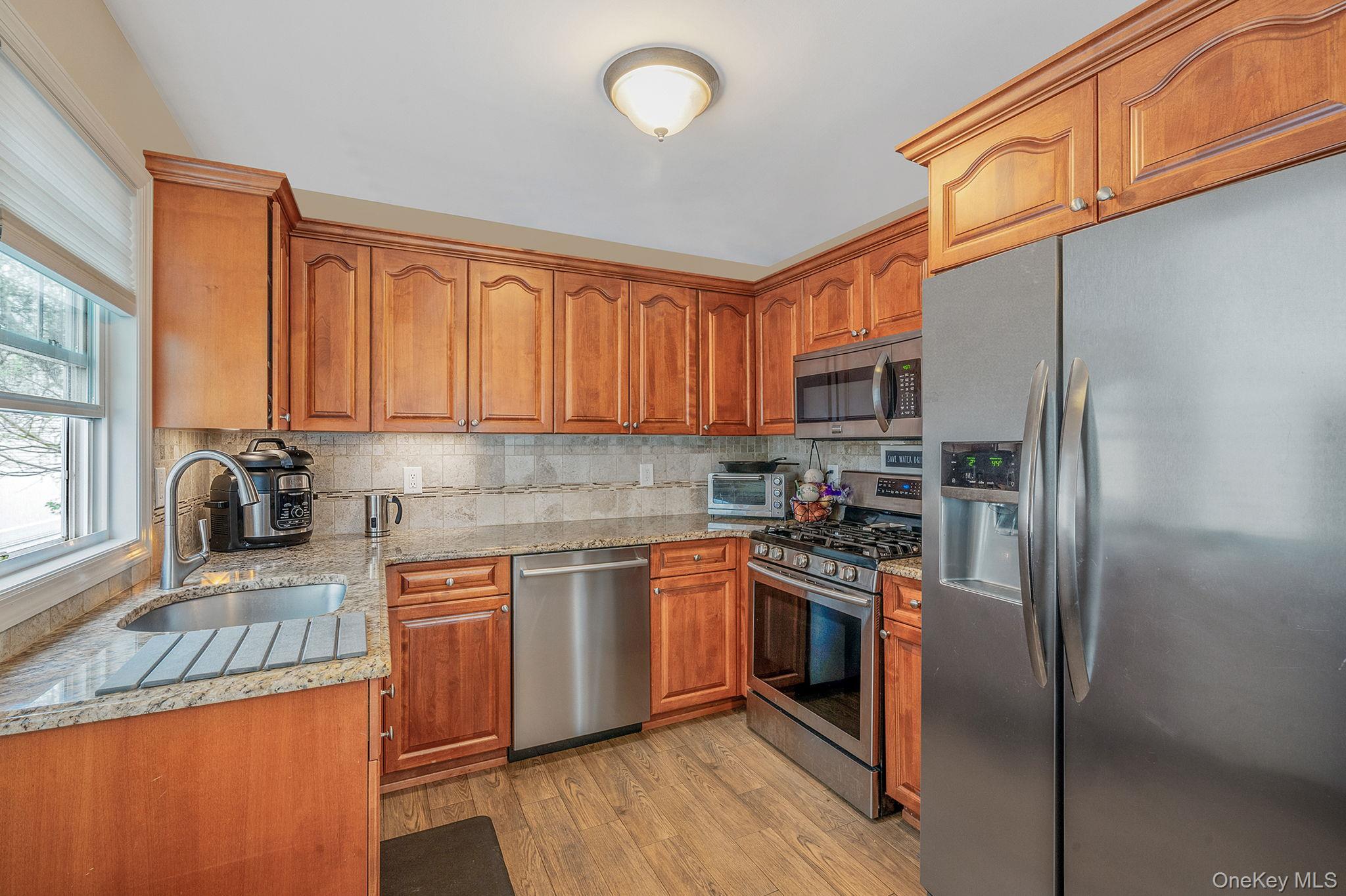 253 East Riviera Drive Lindenhurst, NY 11757 - Photo 10 of 24