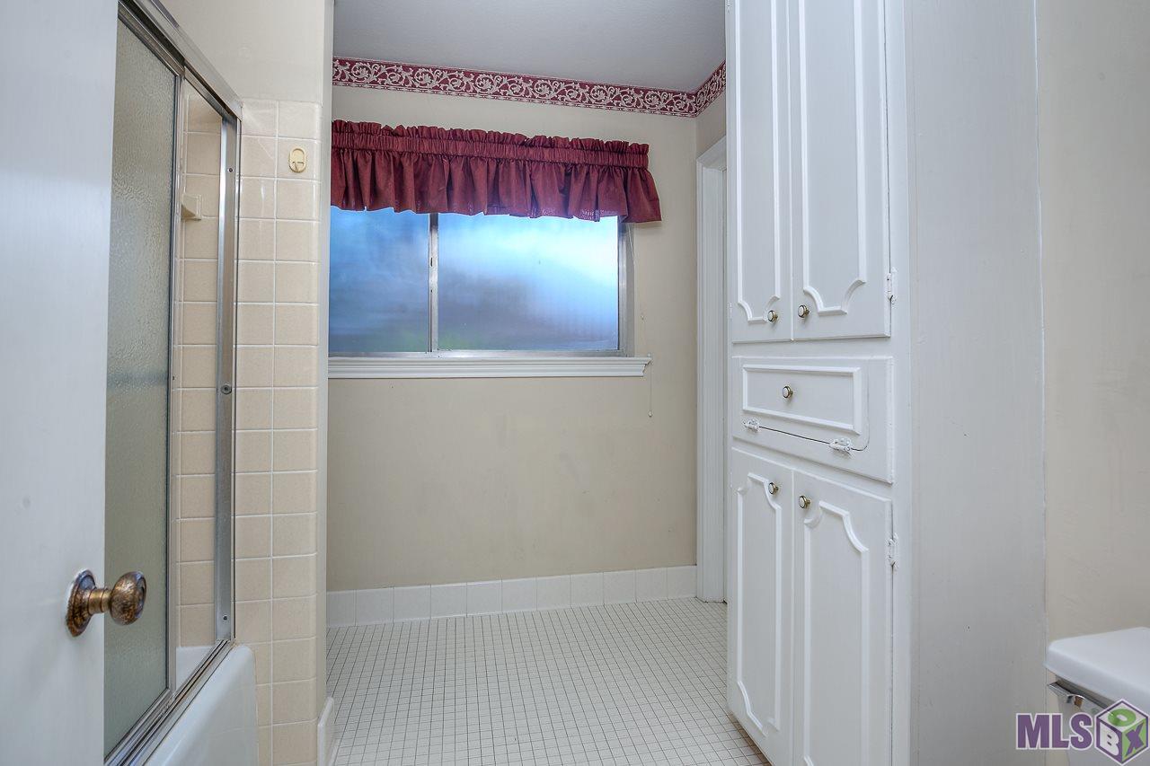 1235 Crescent Drive Baton Rouge, LA 70806 - Photo 20 of 25 Second Full Bath