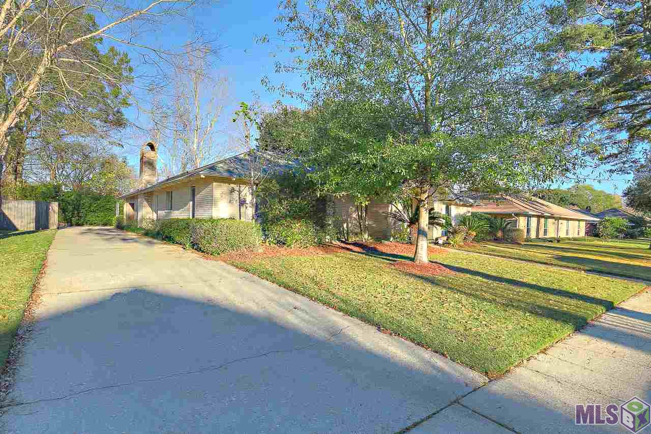 1235 Crescent Drive Baton Rouge, LA 70806 - Photo 3 of 25 Mature Landscaping