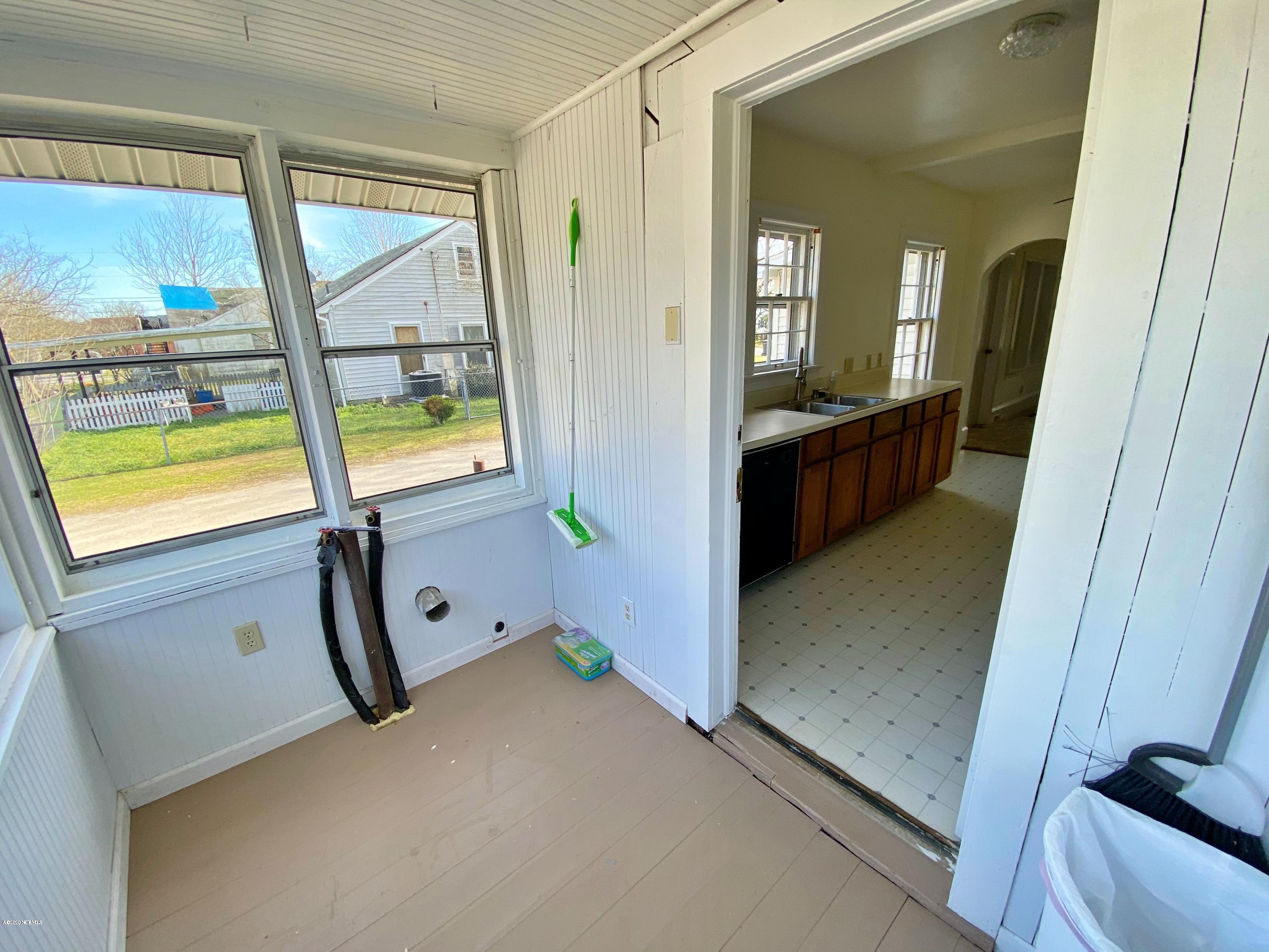 3304 Oaks Road New Bern, NC 28560 - Photo 27 of 35 LAUNDRY ROOM