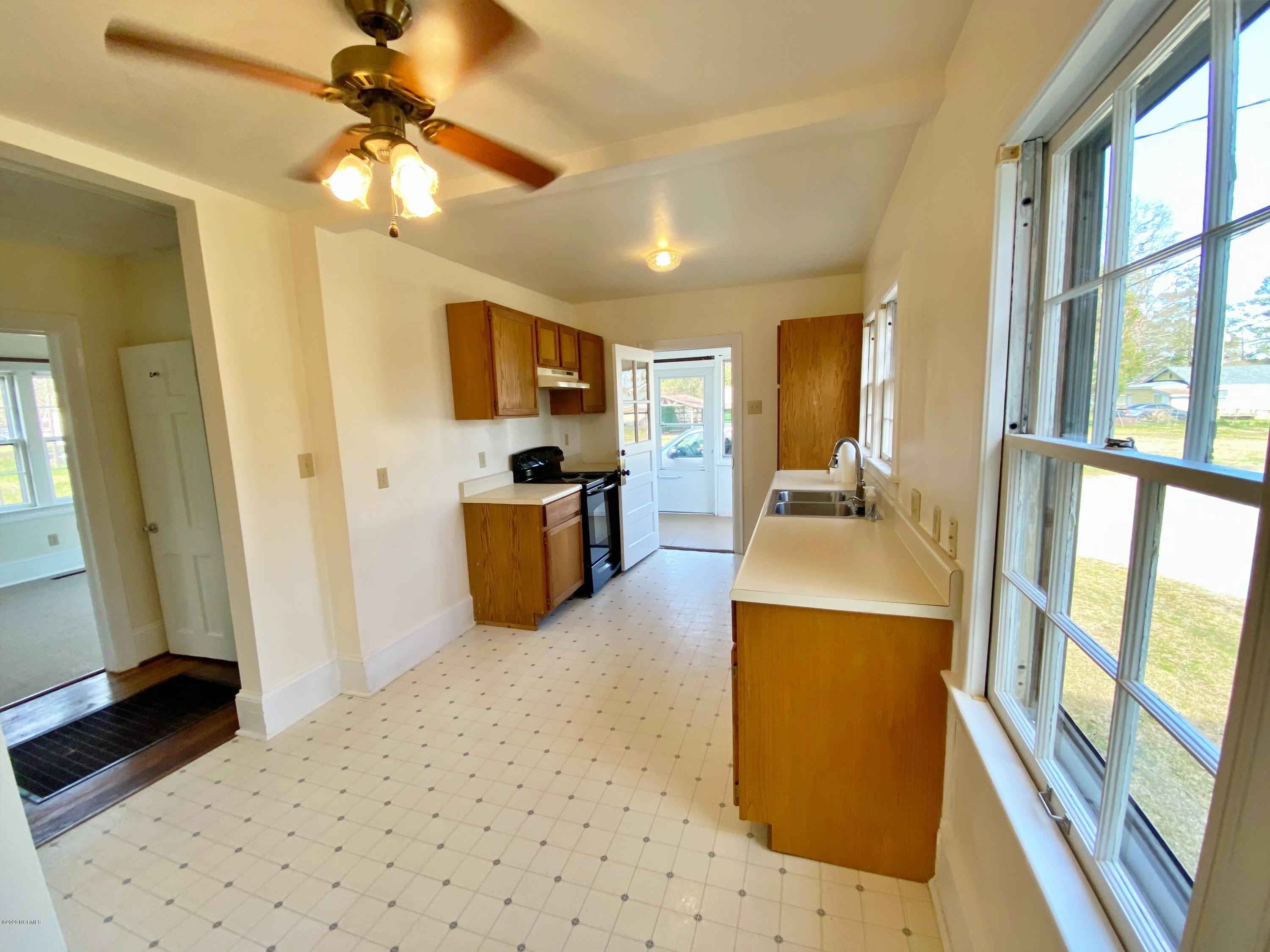 3304 Oaks Road New Bern, NC 28560 - Photo 8 of 35 KITCHEN