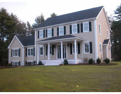 668 County Road Wareham, MA 02576 - Photo 1 of 7 a front view of a house with a yard