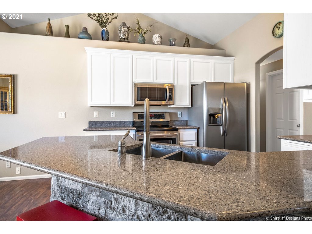 6068 Pine Ridge Place Eugene, OR 97402 - Photo 8 of 30