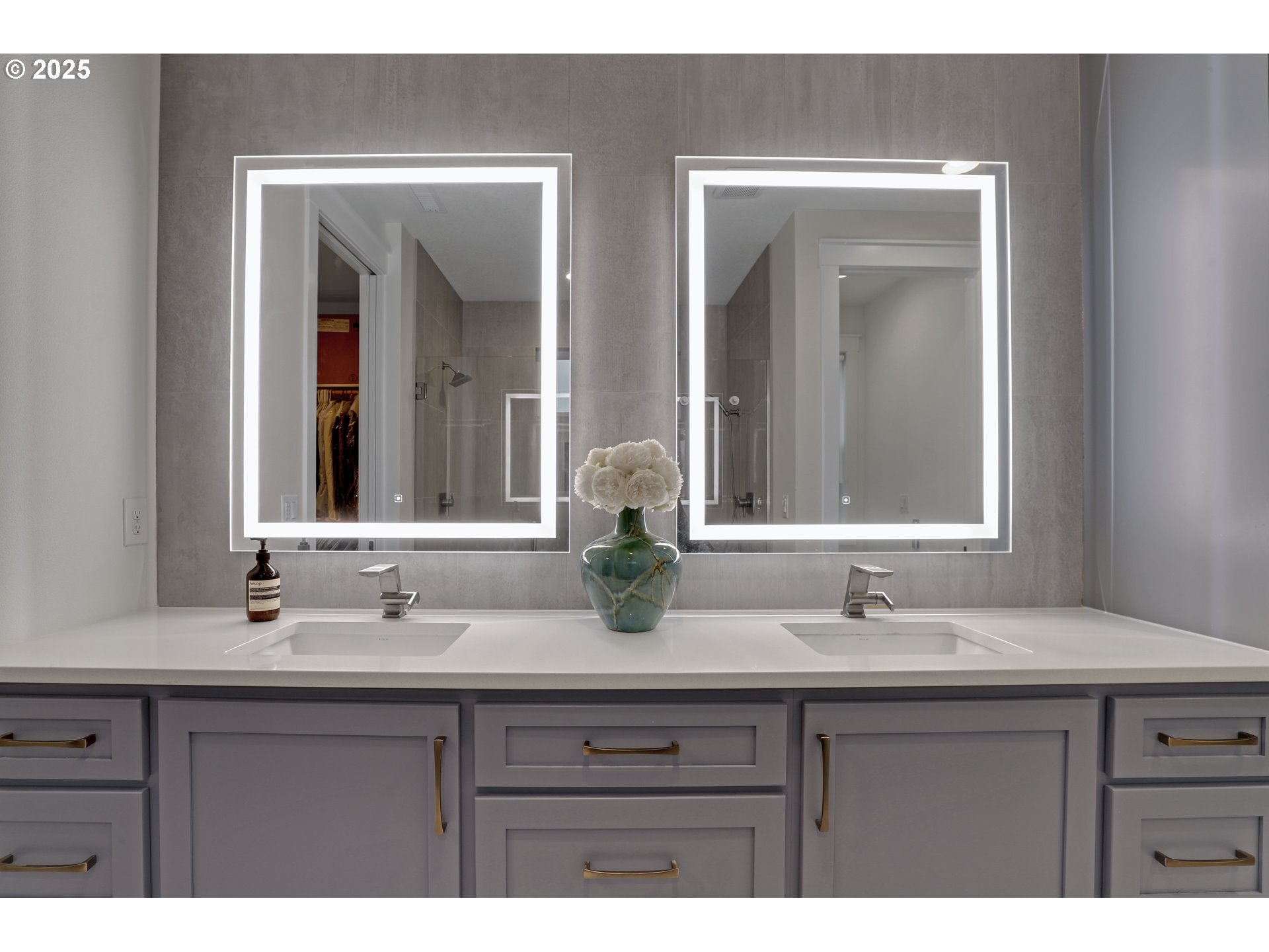 4336 Northwest Paddock Lane Camas, WA 98607 - Photo 22 of 39 a bathroom with double vanity sinks and a mirror