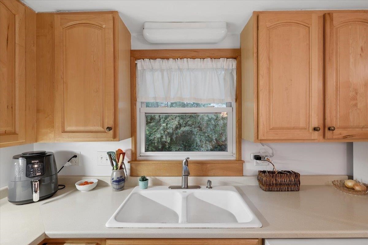 33 Stanford Road Nashua, NH 03064 - Photo 8 of 37 Gallery Image 8