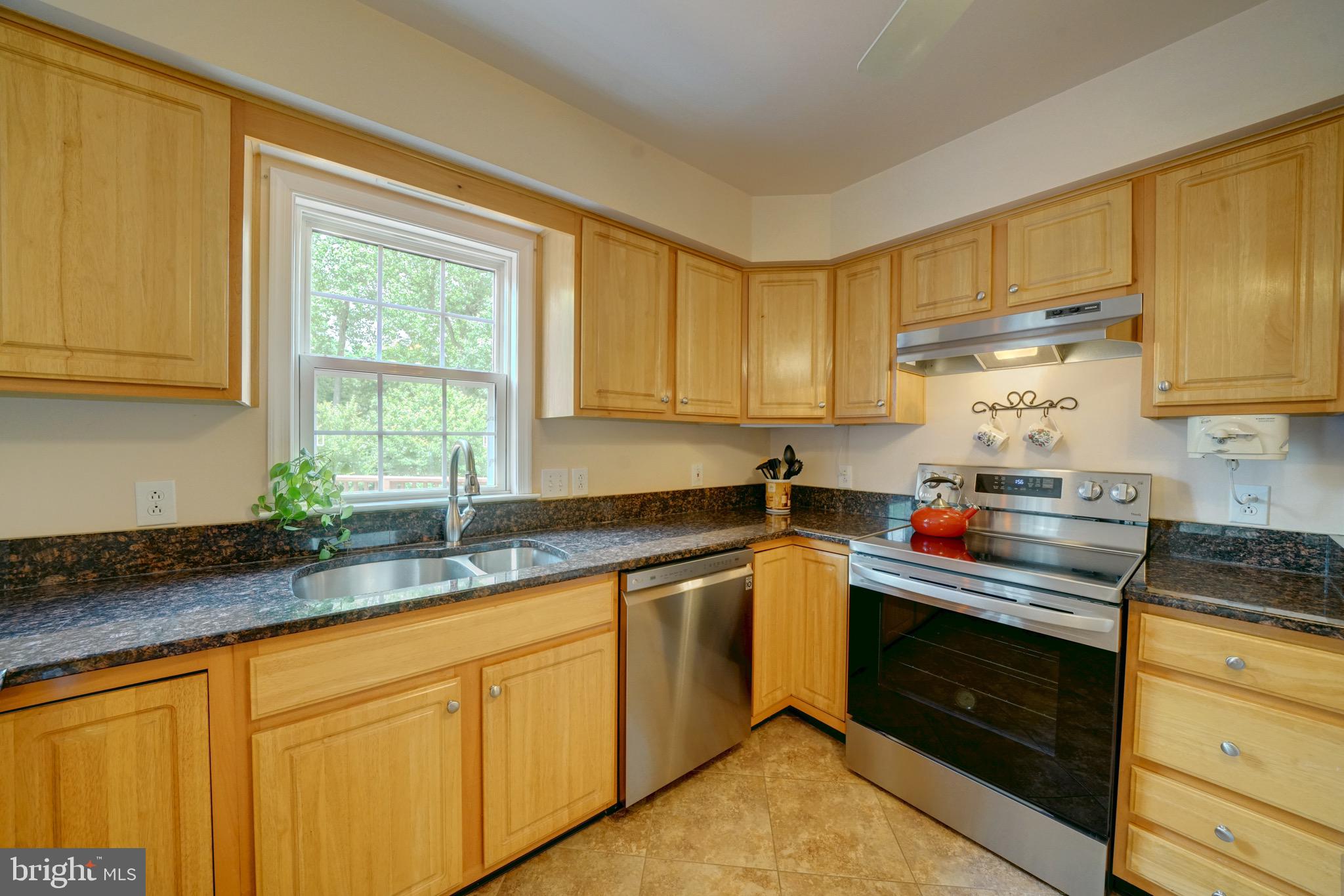 10416 Scaggsville Road Laurel, MD 20723 - Photo 15 of 43 Smooth top stove