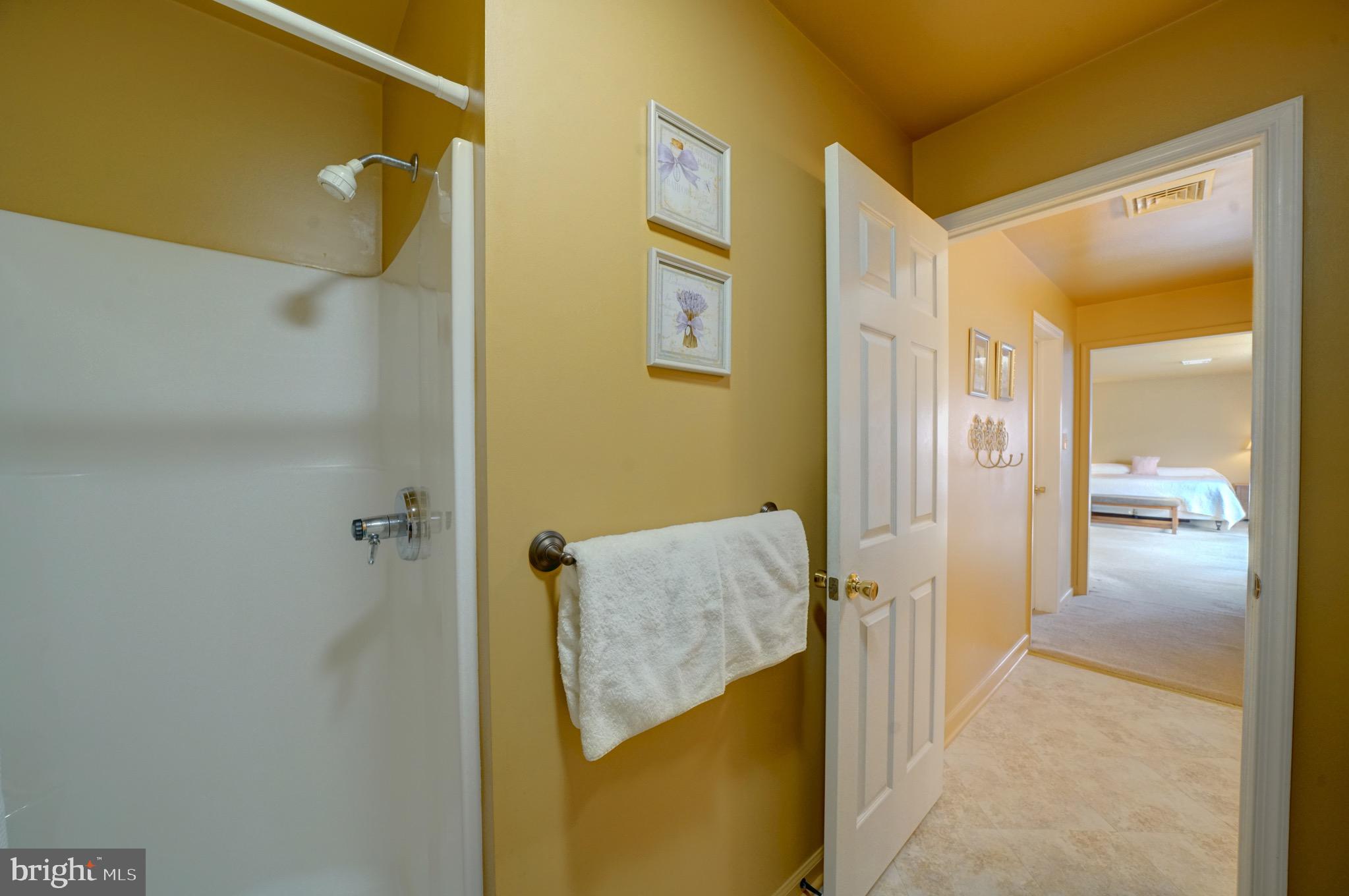 10416 Scaggsville Road Laurel, MD 20723 - Photo 27 of 43 Separate shower and tub