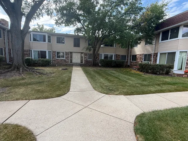 $189,000 | 3108 Roberts Drive, Unit 6, Woodridge, IL 60517