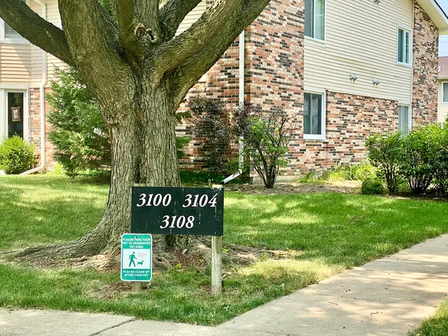 $189,000 | 3108 Roberts Drive, Unit 6, Woodridge, IL 60517