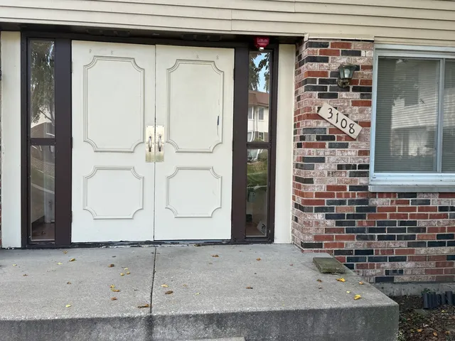 $189,000 | 3108 Roberts Drive, Unit 6, Woodridge, IL 60517