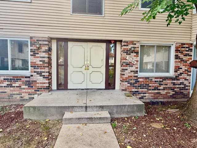 $189,000 | 3108 Roberts Drive, Unit 6, Woodridge, IL 60517