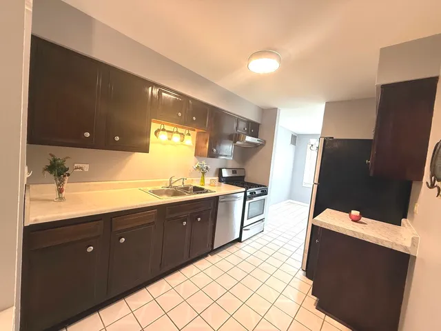 $189,000 | 3108 Roberts Drive, Unit 6, Woodridge, IL 60517